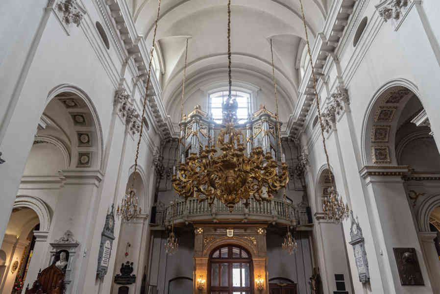 Polonia - Varsovia 124 - iglesia de Nuestra Señora de la Asución y San José el Prometido.jpg